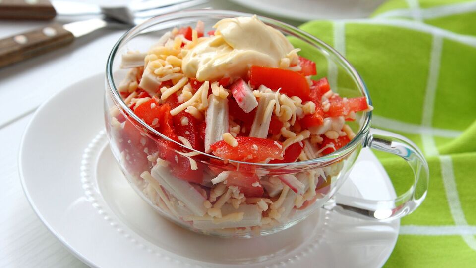 Салат заправляють майонезом