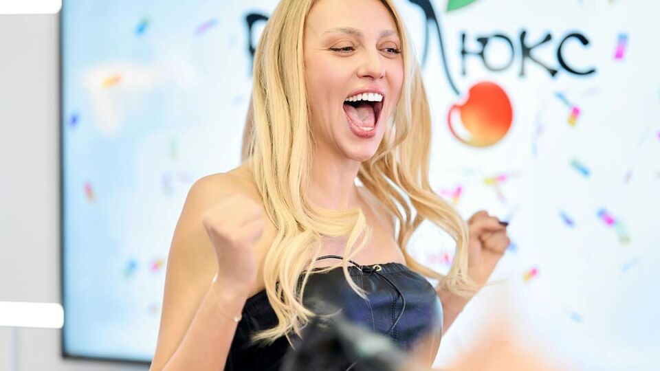 Полякова: Я, конечно, тронута таким щедрым и совершенно неожиданным подарком