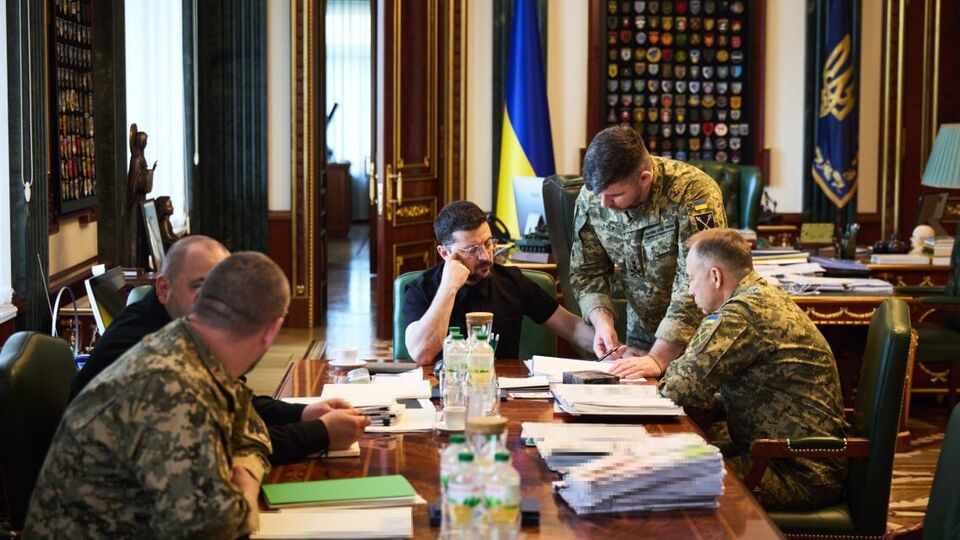 Зеленский провел совещание с военными
