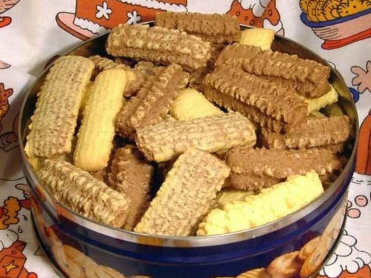 Чтобы сделать двухцветное печенье, добавьте шоколад в одну часть теста