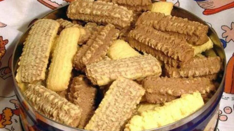 Чтобы сделать двухцветное печенье, добавьте шоколад в одну часть теста