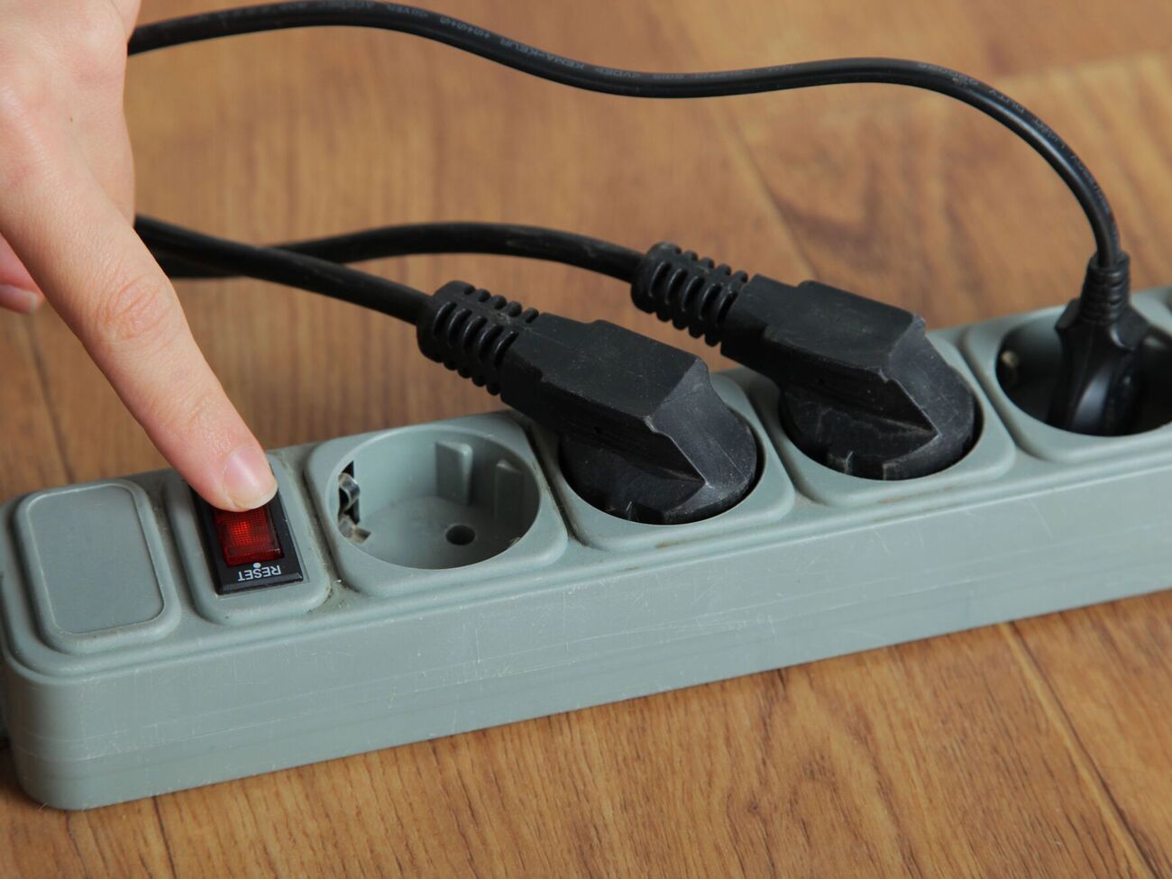 Для 35 тис. сімей у трьох областях відновили напругу, звітував ДТЕК