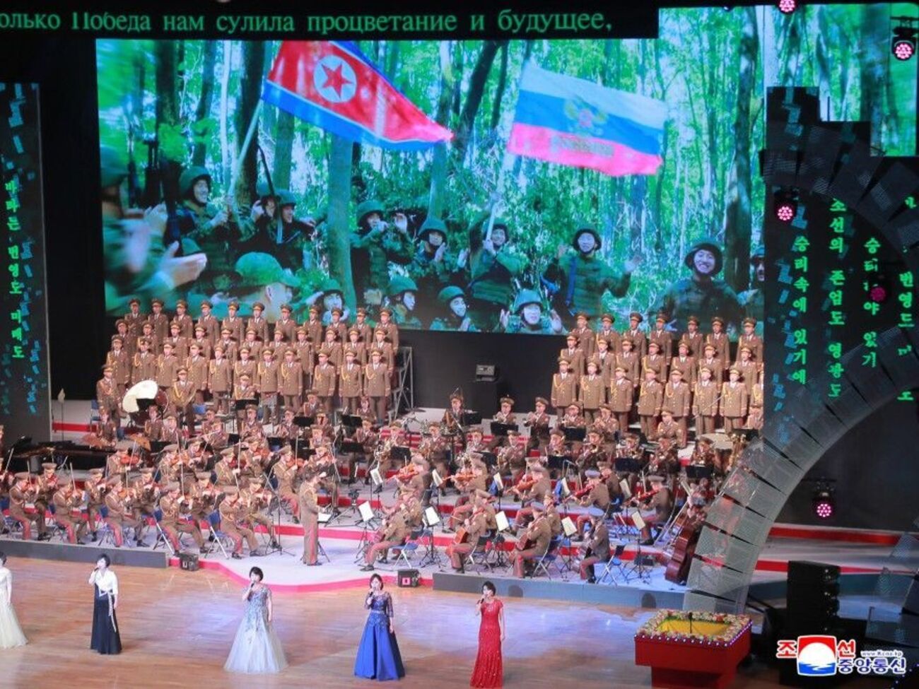 Снимки показали на заднем фоне во время мероприятия