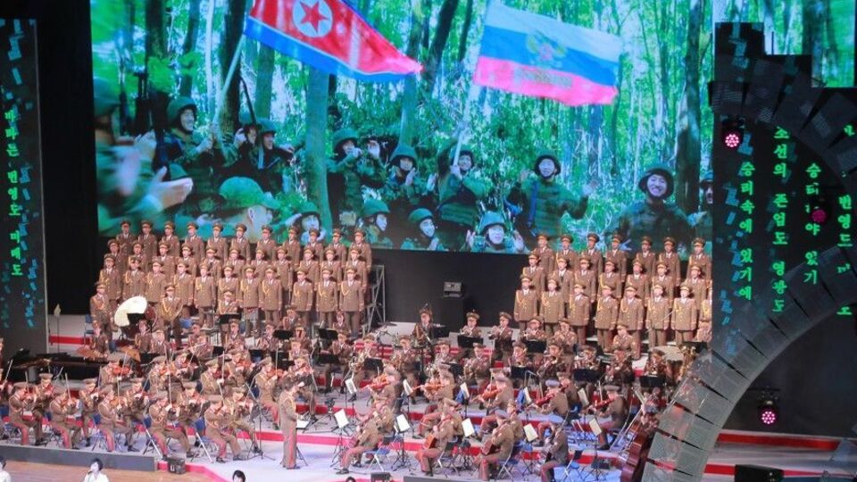 Снимки показали на заднем фоне во время мероприятия