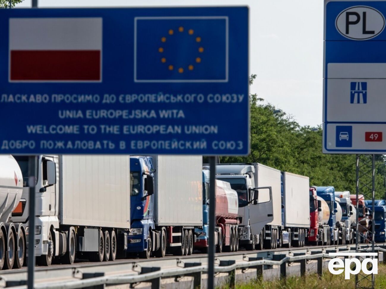 За даними розслідувачів, завдяки фейковій громадській організації за підписом ЛОВА з України за кордон виїхало вісім чоловіків, сім з яких, імовірно, не повернулися