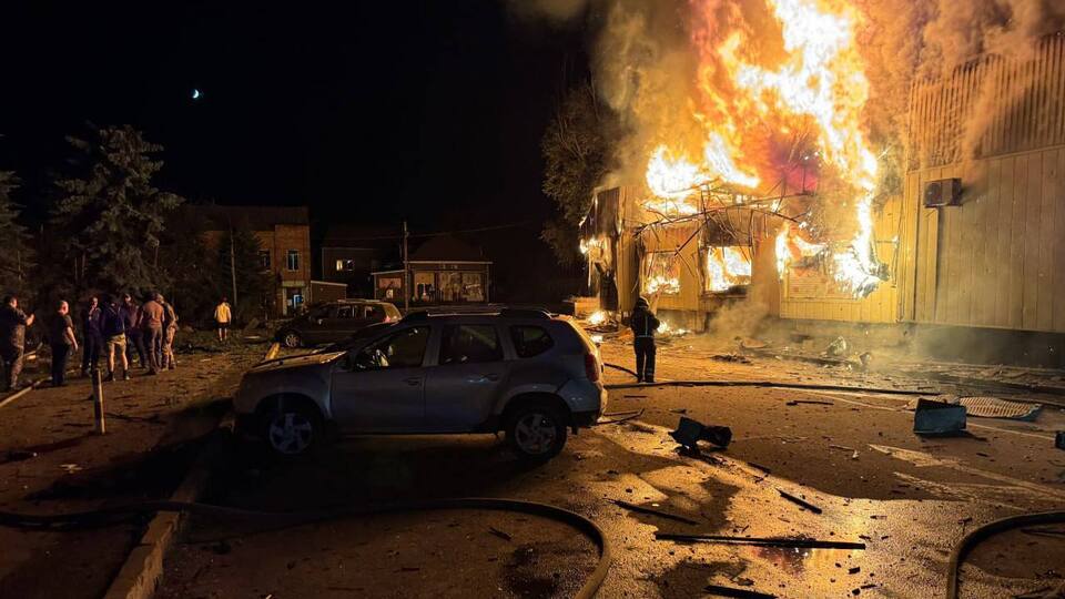 Донецькі канали повідомляють про пожежу після прильотів