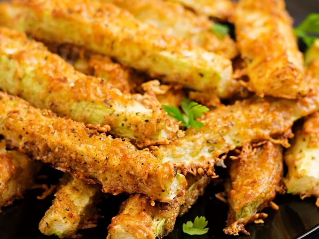 Запечь кабачки можете в аэрогриле или духовке