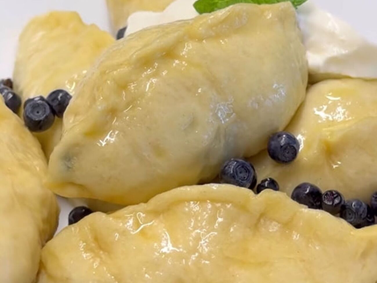 Вареники подавайте на стол со сметаной