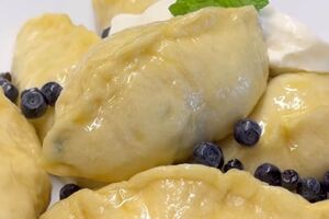 Вареники подавайте на стіл зі сметаною