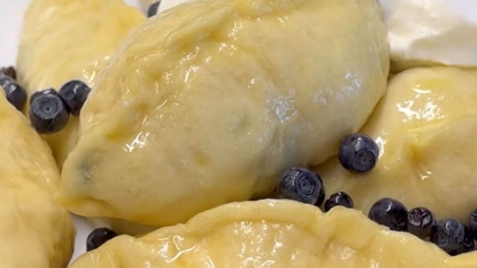 Вареники подавайте на стіл зі сметаною