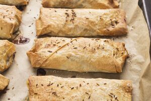 Перед випіканням пиріжки посипають кунжутом