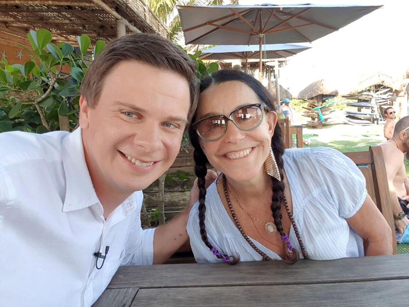 2018 року Сантос разом із Комаровим приїхала в Україну