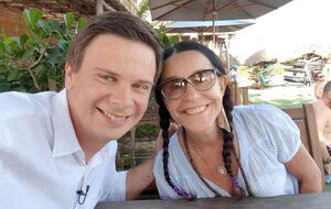 2018 року Сантос разом із Комаровим приїхала в Україну