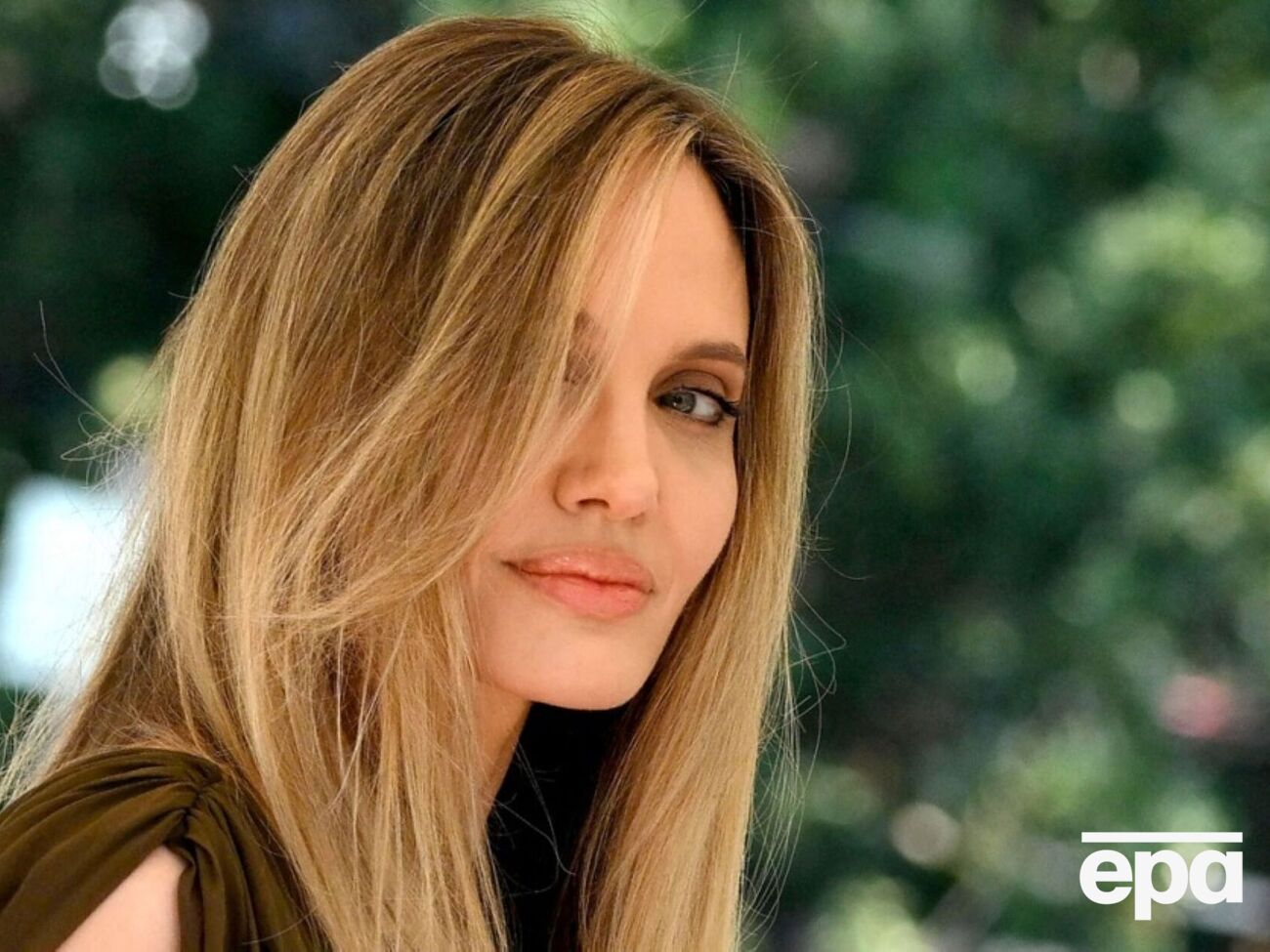 Джоли – обладательница премии "Оскар", трех премий "Золотой глобус" и двух премий Гильдии киноактеров США