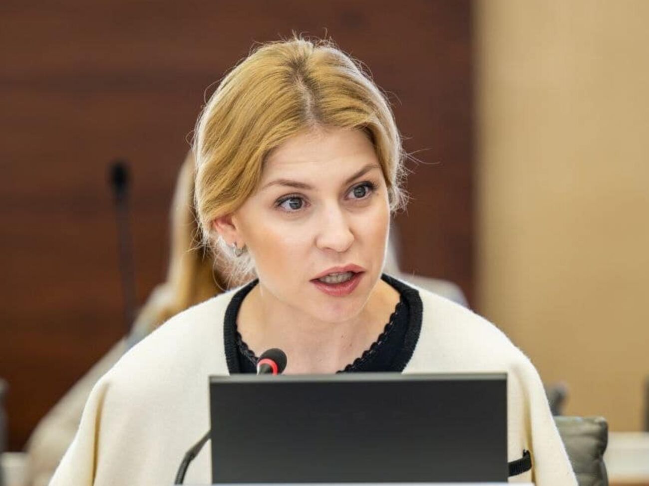 К получению имущества причастны бывшие муж и помощник чиновницы, считает СМИ