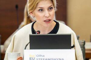 К получению имущества причастны бывшие муж и помощник чиновницы, считает СМИ