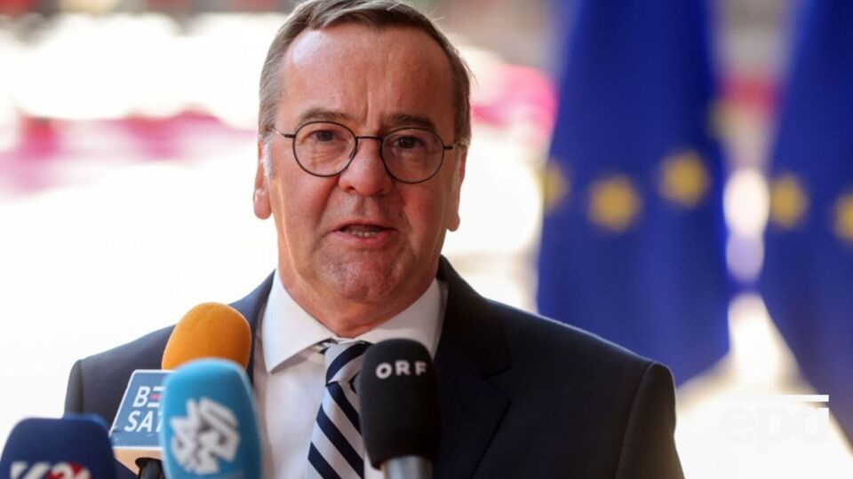 По словам министра, Берлин не может дать Киеву больше четверти своих систем, но может попытаться взять их у других стран