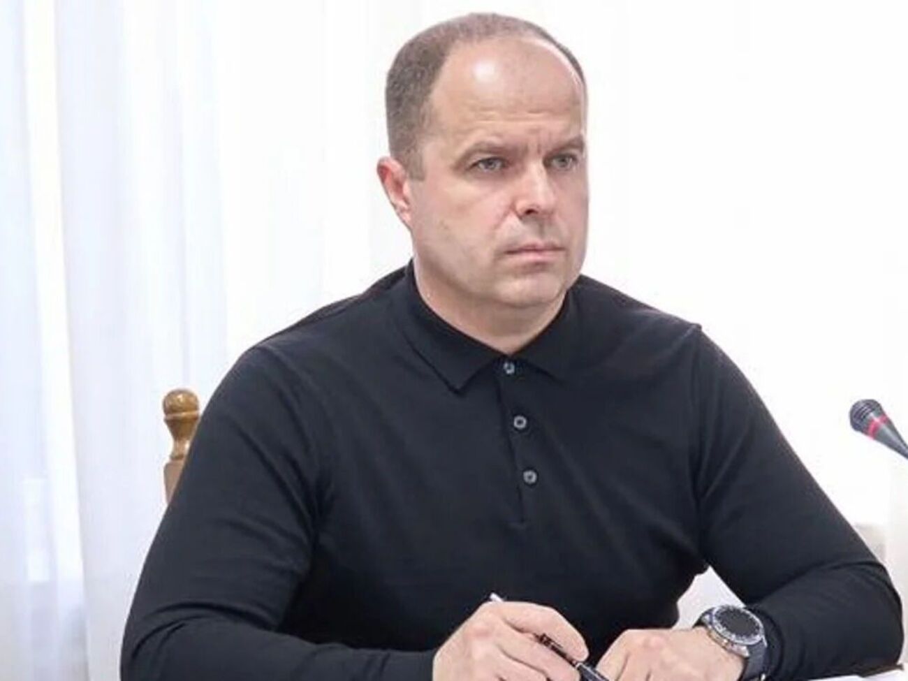 Мустеца орендує квартиру в "Новопечерських Липках" у центрі Києва за половину своєї офіційної зарплати, повідомило hromadske