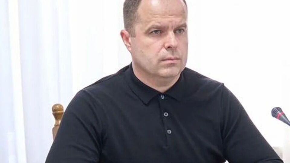 Мустеца орендує квартиру в "Новопечерських Липках" у центрі Києва за половину своєї офіційної зарплати, повідомило hromadske