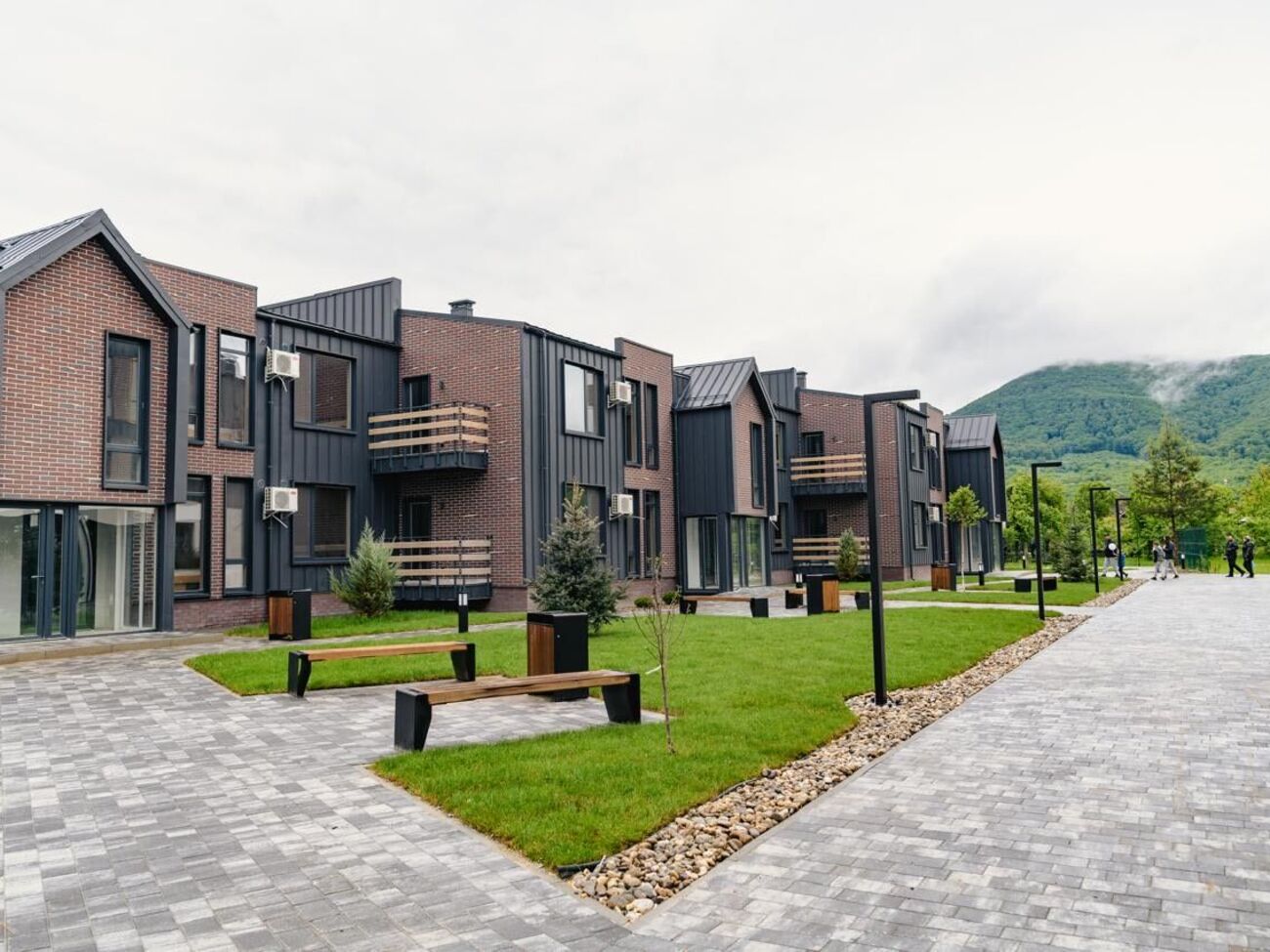 Комплекс состоит из 13 многоквартирных домов, построенных по современной технологии быстрого строительства