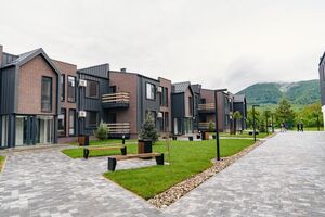 Комплекс состоит из 13 многоквартирных домов, построенных по современной технологии быстрого строительства