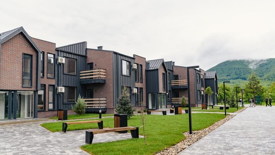 Комплекс містить 13 багатоквартирних будинків, зведених за сучасною технологією швидкого будівництва