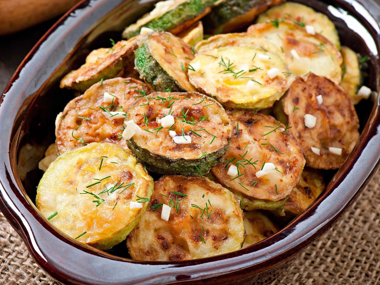 Для приготовления этой закуски понадобятся только доступные сезонные продукты