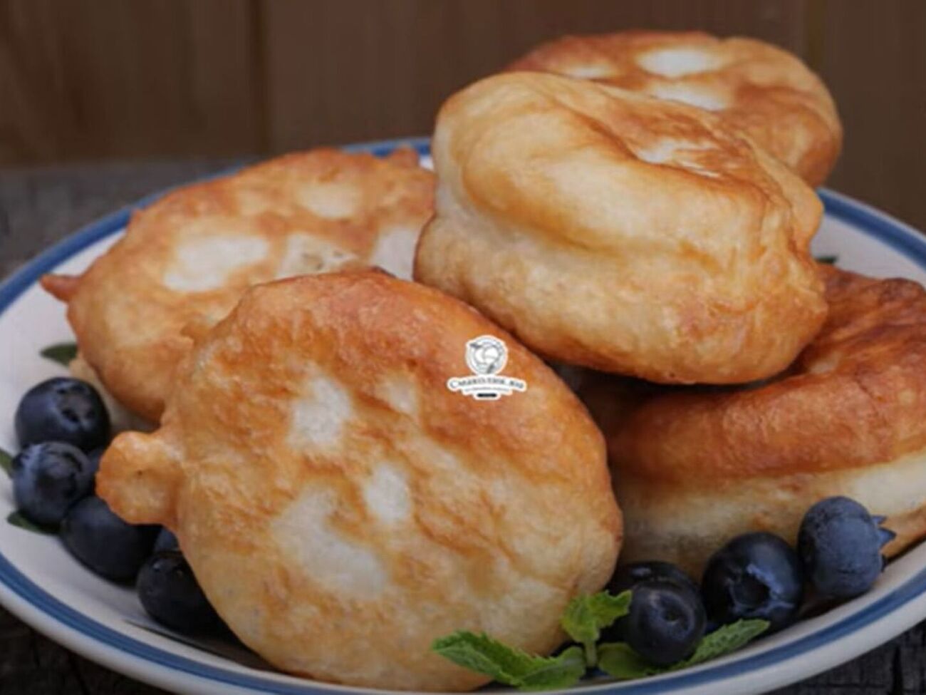 Обжаривайте оладьи на большом количестве разогретого растительного масла