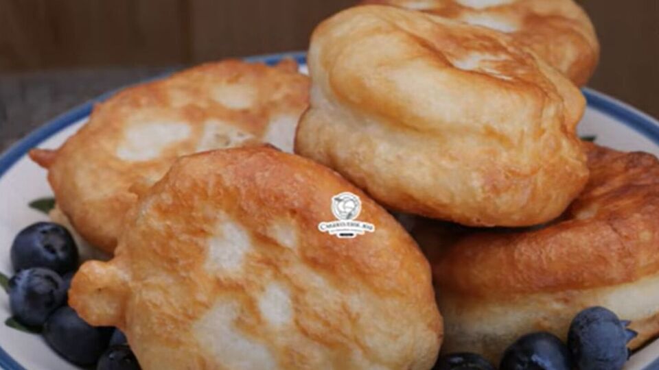 Обжаривайте оладьи на большом количестве разогретого растительного масла