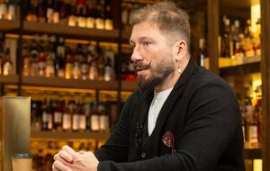 Бізнесмена хотіли викрасти, а його власність – спалити