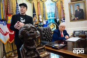 Чиновник рассказал, что Трамп (на фото справа) был озадачен тем, почему Маск (на фото слева) решил усилить критику после столь тесного сотрудничества