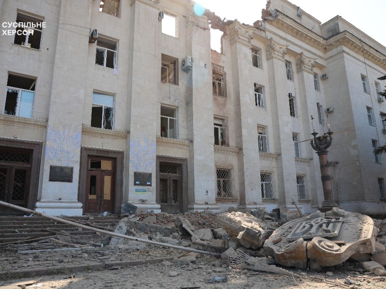 Оккупанты сбили герб Украины