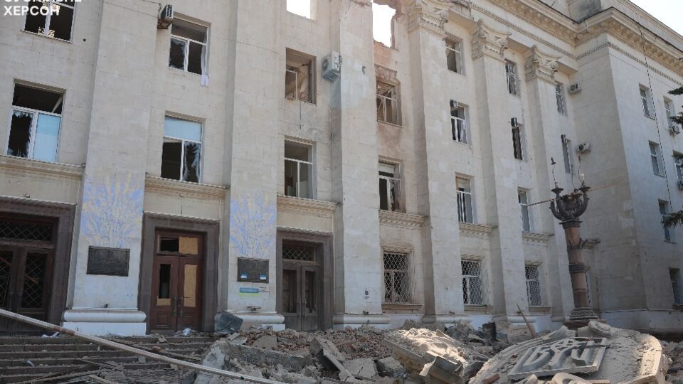 Оккупанты сбили герб Украины