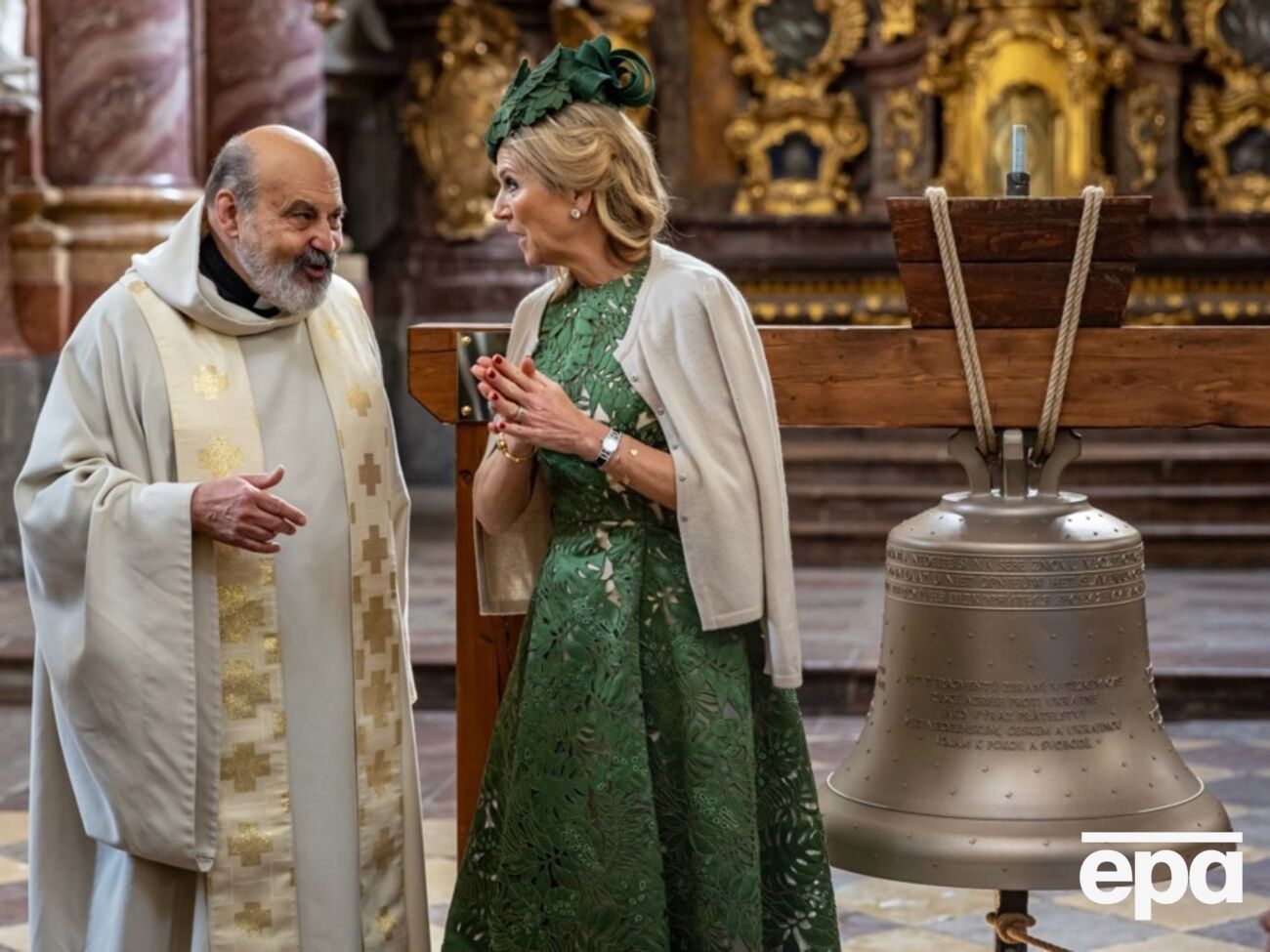 Дзвін освятив священник