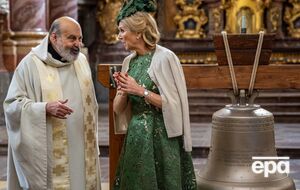 Колокол освятил священник