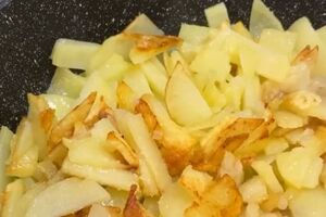 Солити картоплю потрібно наприкінці