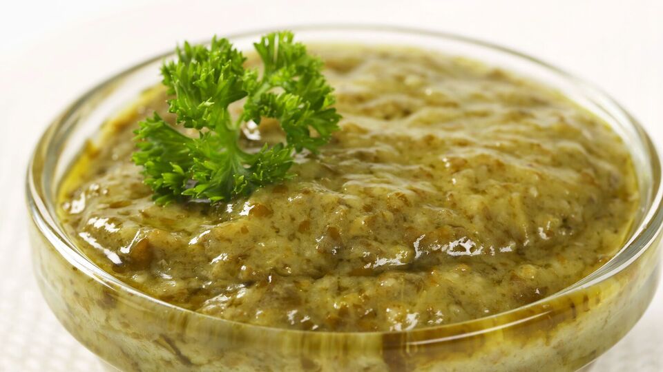 Ингредиенты соуса перебивают до однородности