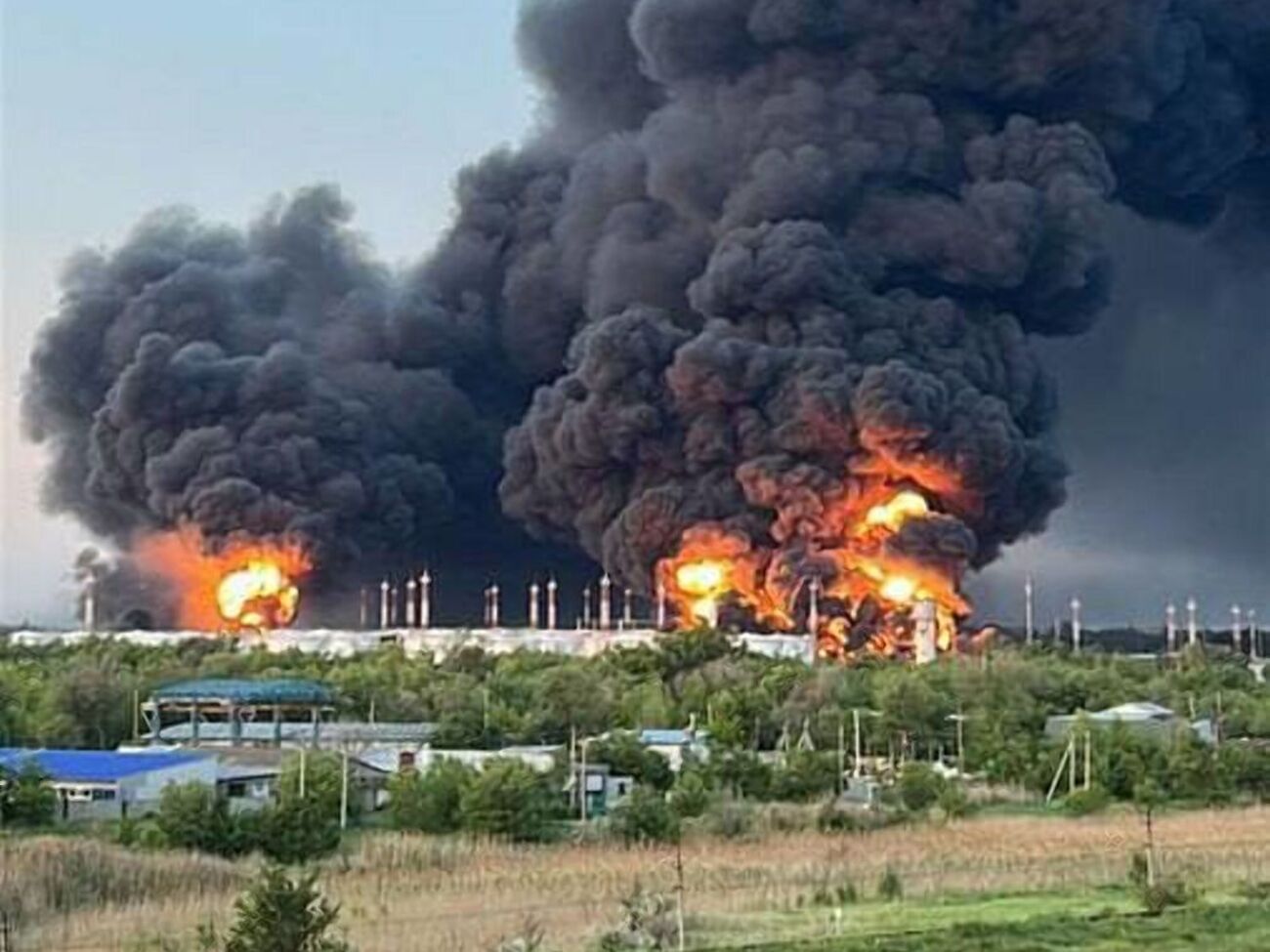 В городе расположена база хранения нефтепродуктов "Комбинат Кристалл" Росрезерва, обеспечивающая топливом военный аэродром Энгельс-2