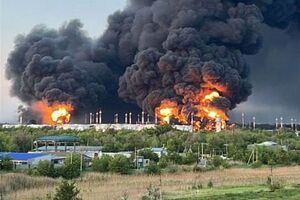 У місті розташована база зберігання нафтопродуктів "Комбінат Кристал" Росрезерву, яка забезпечує паливом військовий аеродром "Енгельс-2"
