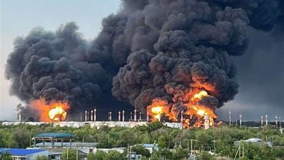 У місті розташована база зберігання нафтопродуктів "Комбінат Кристал" Росрезерву, яка забезпечує паливом військовий аеродром "Енгельс-2"
