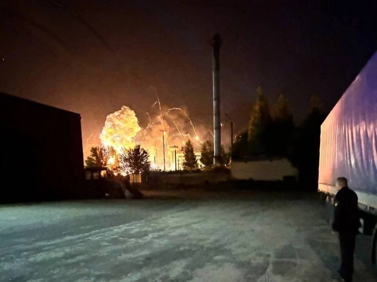 По словам местных жителей, примерно в 23.30 возле аэропорта раздалось несколько мощных взрывов