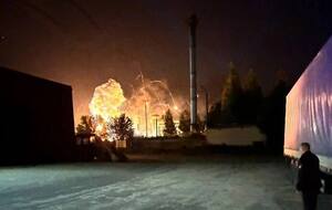 За словами місцевих жителів, приблизно о 23.30 поблизу аеропорту пролунало кілька потужних вибухів