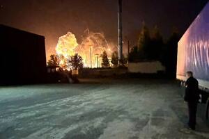 По словам местных жителей, примерно в 23.30 возле аэропорта раздалось несколько мощных взрывов