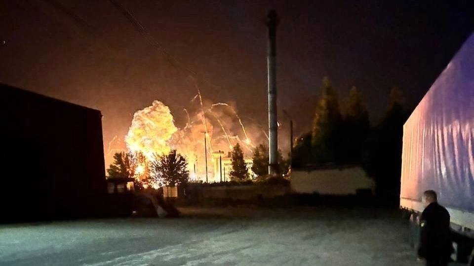 По словам местных жителей, примерно в 23.30 возле аэропорта раздалось несколько мощных взрывов