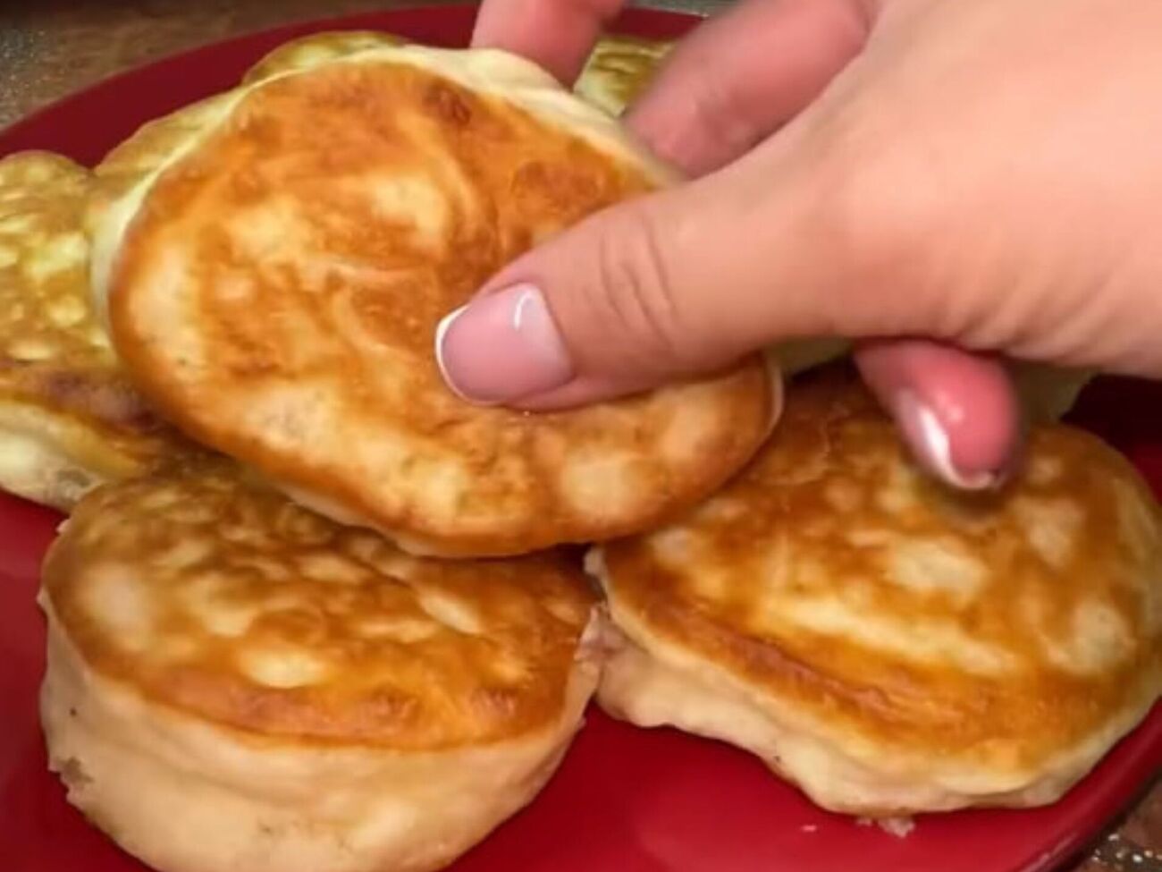 Обжарьте оладьи на разогретом растительном масле до готовности