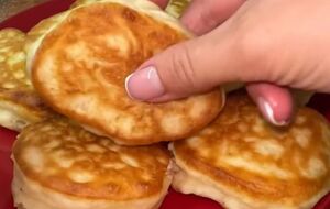 Обжарьте оладьи на разогретом растительном масле до готовности