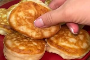 Обсмажте оладки на розігрітій олії до готовності