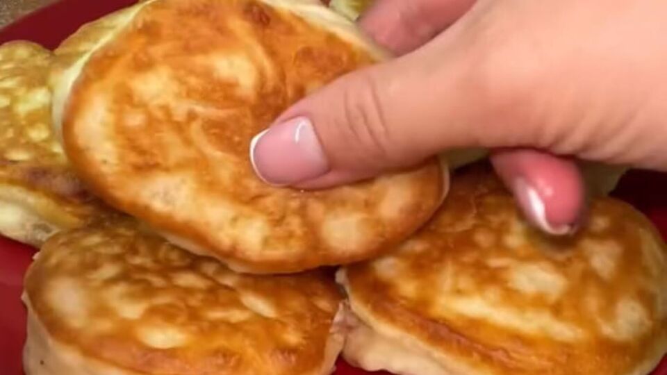 Обсмажте оладки на розігрітій олії до готовності