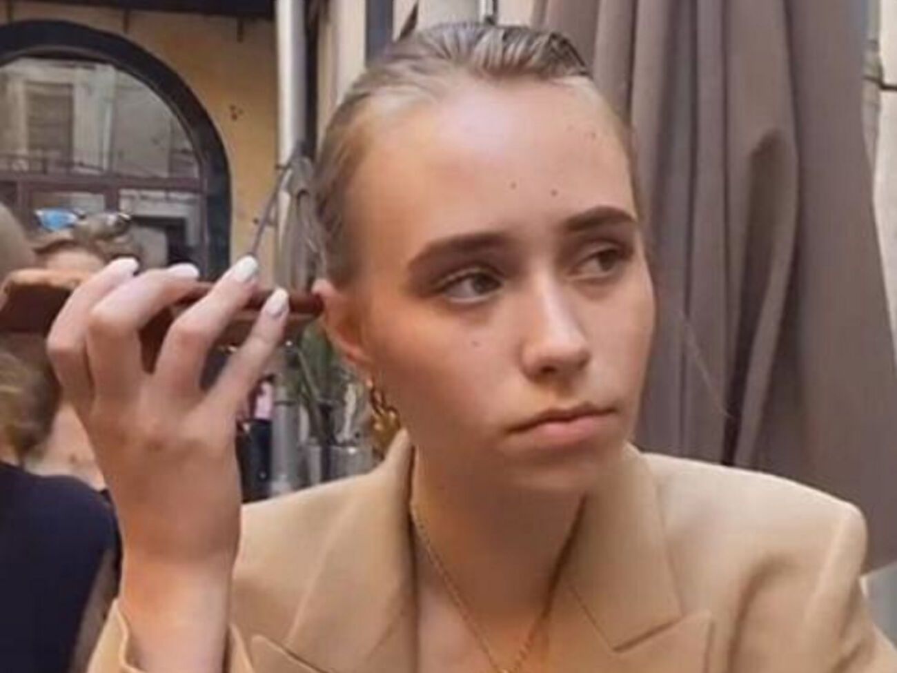 Російське видання "Агентство" опублікувало фотографію "менеджерки Лізи", яка працює в паризькій галереї