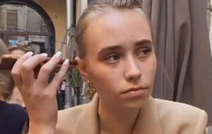 Российское издание "Агентство" опубликовало фотографию "менеджера Лизы", которая работает в парижской галерее